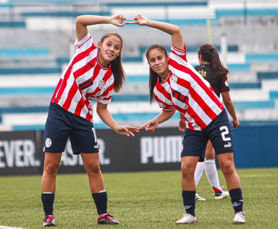 María Tamay y Luz Cardozo (2) festejando uno de los goles ante Perú.FOTO: @ALBIRROJA