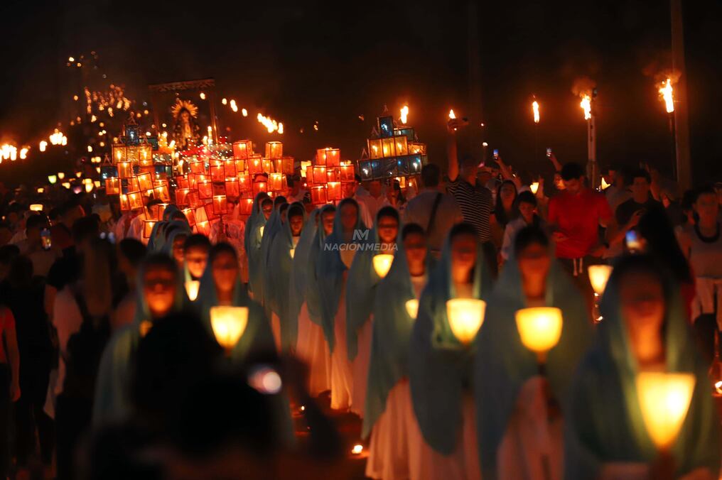 Miles de personas participaron de la tradicional procesión acompañando a la imagen de la Dolorosa que finalizó con la puesta en escena de los cuadros vivientes expuestos en el retablo. Foto: Jorge Jara