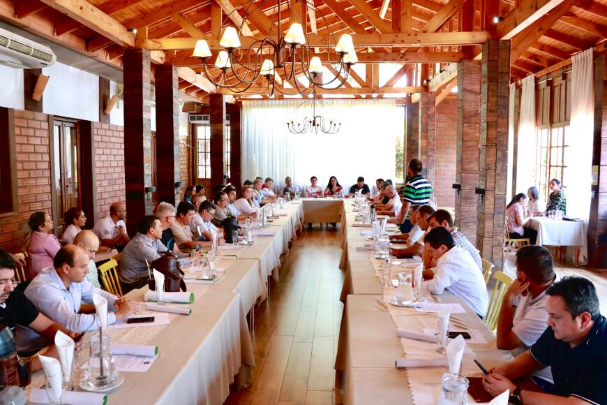 La asociación de intendentes de Itapúa se reunió con representantes de los ministerios de Salud, Desarrollo Social y Obras Públicas. Foto: Gentileza
