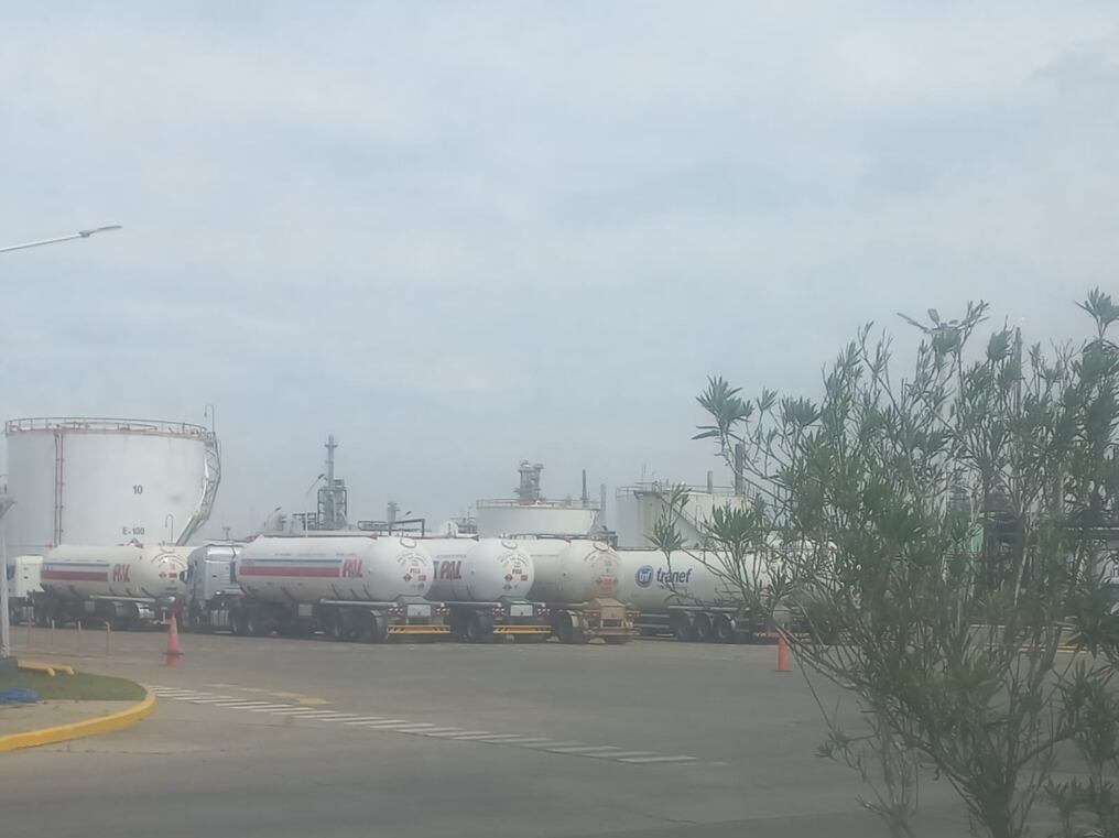 Según comentó Gerardo Parodi, vocero de los camioneros, 10 unidades entraron a las refinerías para cargar GLP y aguardan la autorización de carga. Foto: Gentileza