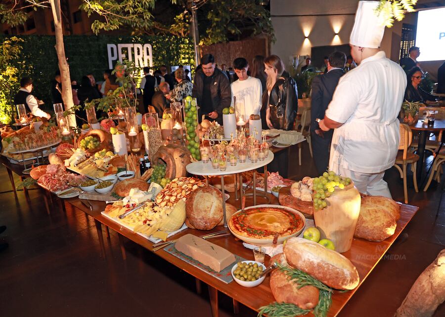 El restaurante Kessel, que tiene un flamante local en el nivel 27, dispuso una mesa de antipasto y comida mediterrnea con toque Nikkei para ms de 300 invitados