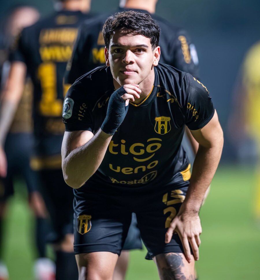 Diego Fernández marcó los dos goles para el empate ante Nacionl Potosí.FOTO: CLUB GUARANÍ