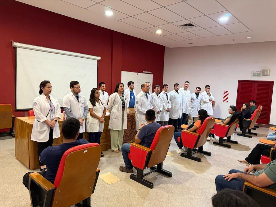 El plantel de profesores y autoridades de la FCMUNA junto a los postulantes. Foto: Gentileza