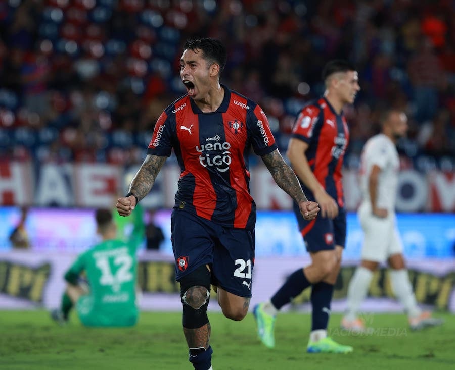 Sergio Araújo festeja su golazo, que le dio el triunfo a Cerro Porteño sobre General Caballero. El Ciclón quedó cerquita de la punta.FOTO: JORGE JARA