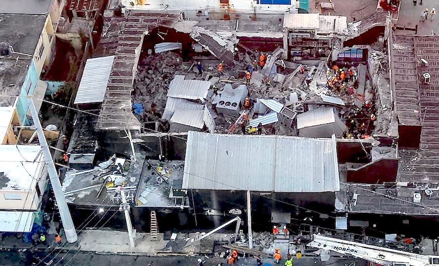 El techo de la discoteca colapsó aplastando al público que participaba de un concierto.FOTO: AFP