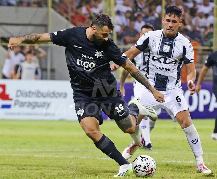 En acción el argentino Lucas
Pratto, quien entró y le dio peso
ofensivo al Decano.FOTO: NÉSTOR SOTO