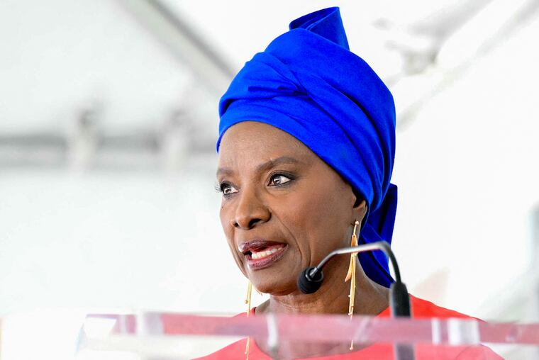 Angelique Kidjo, en su discurso tras recibir su estrella en el Paseo de la Fama de Hollywood. Foto: Frederic J. Brown / AFP