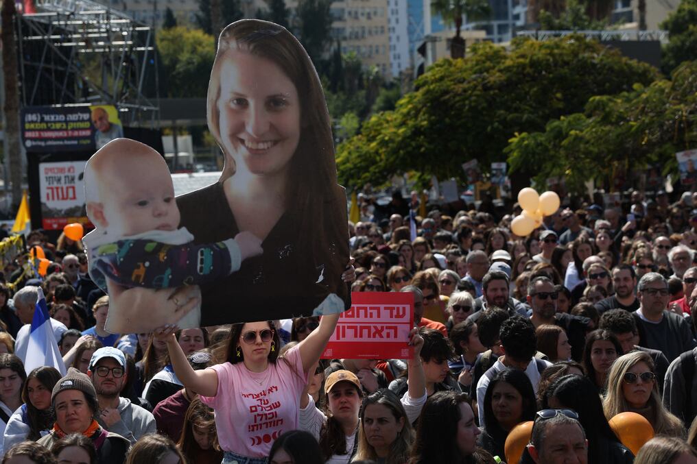 Los dolientes se reunieron junto a un monumento improvisado en honor de los Bibas en la Plaza de los Rehenes en Tel Aviv. Foto: Ahmad Gharabli/AFP