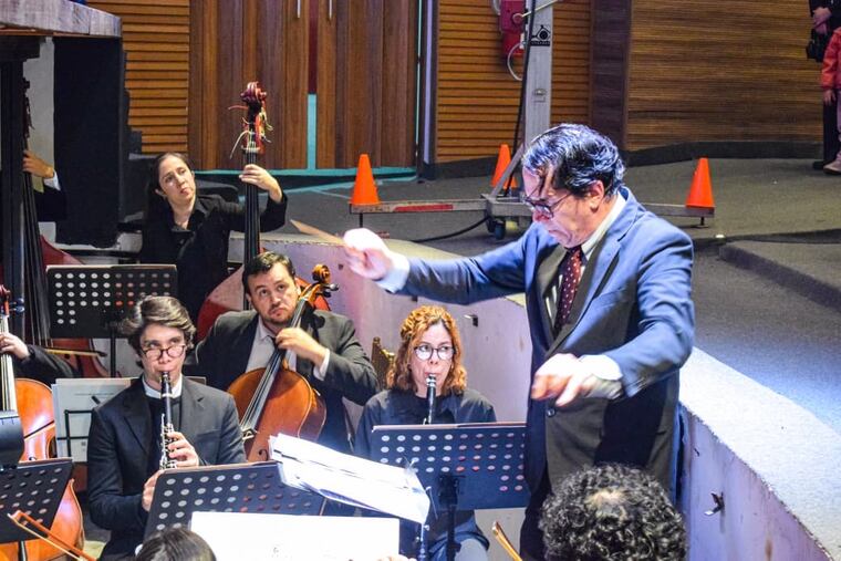 Diego Sánchez Haase dirigiendo a la OSIC en el Teatro Municipal de Villarrica. Foto: Gentileza