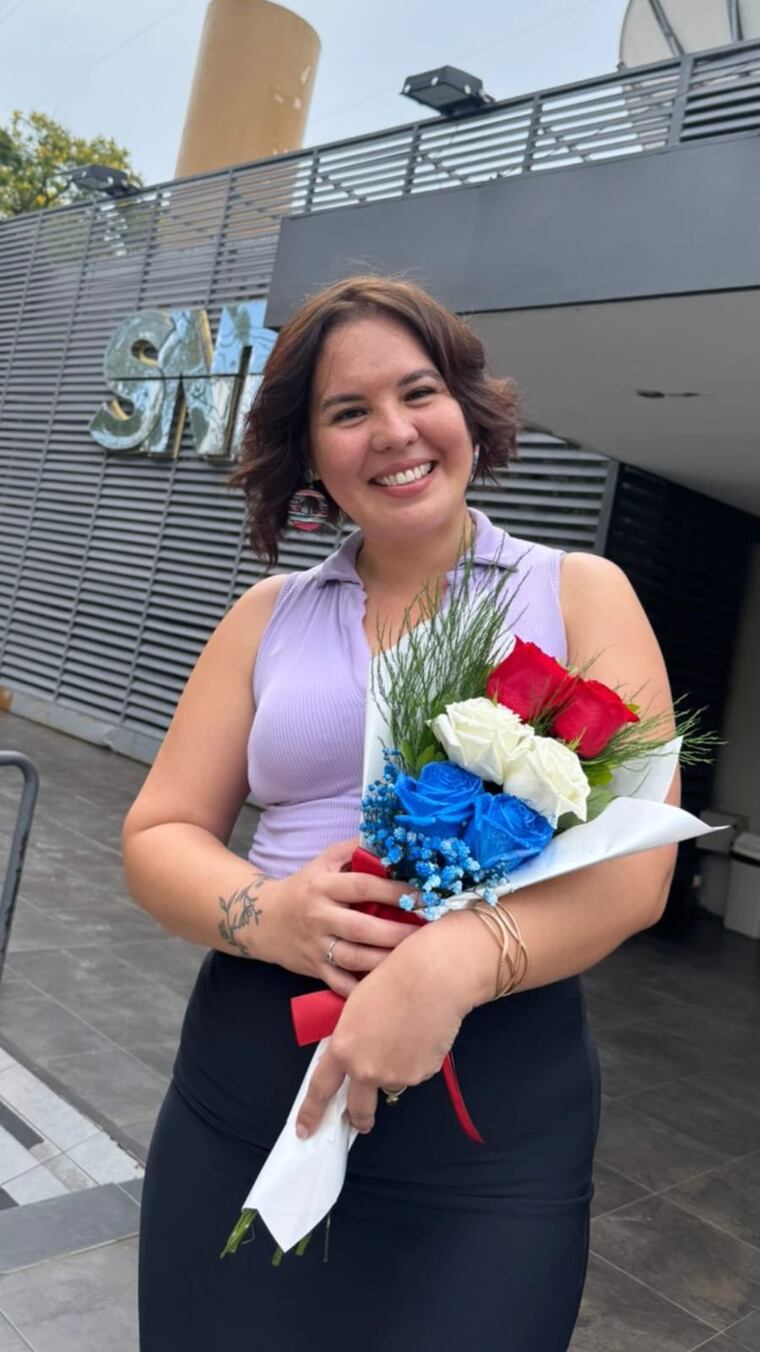 Angie Prieto fue recibida con flores en el SNT. Foto: Gentileza