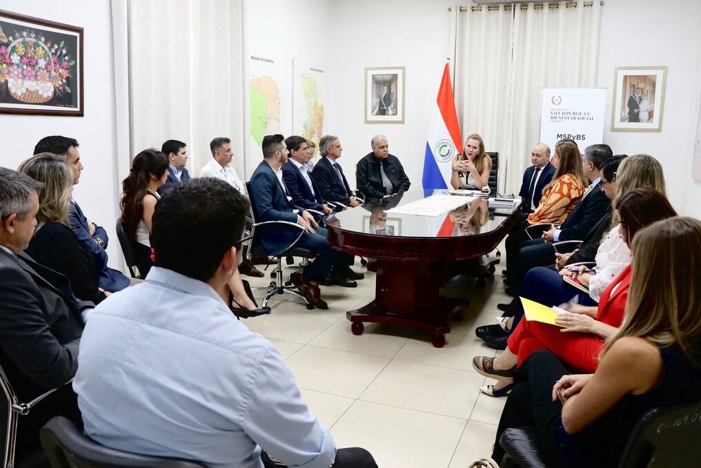 La ministra María Teresa Barán y el sector farmacéutico conformaron una mesa de trabajo que buscará resolver la provisión de insumos médicos. Foto: MSP