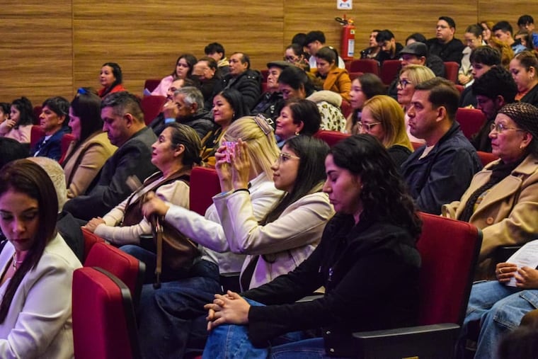 El público volví a apreciar un espectáculo en el Teatro Municipal de Villarrica. Foto: Gentileza