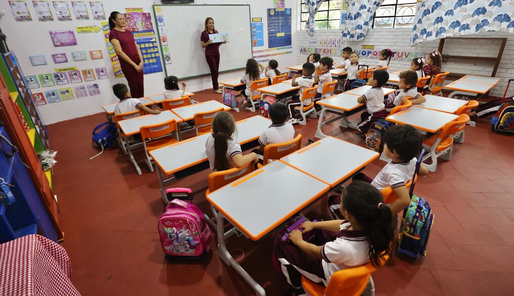 El mandatario Santiago Peña aseguró que los mobiliarios escolares fueron adquiridos por su calidad, precio competitivo y capacidad de entrega. Foto: Archivo