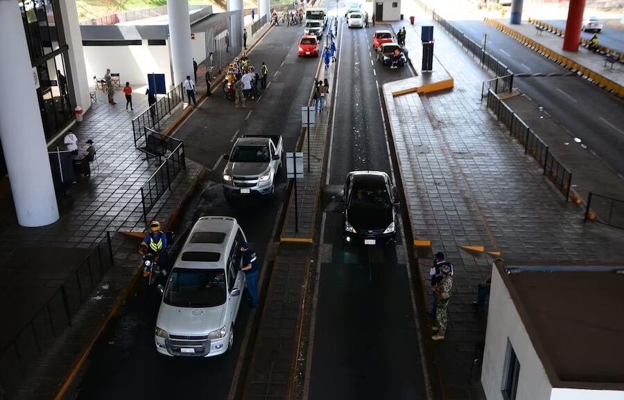 La queja es porque los controles anticontrabando son muy lentos en la zona del Puente de la Amistad.FOTO: ARCHIVO
