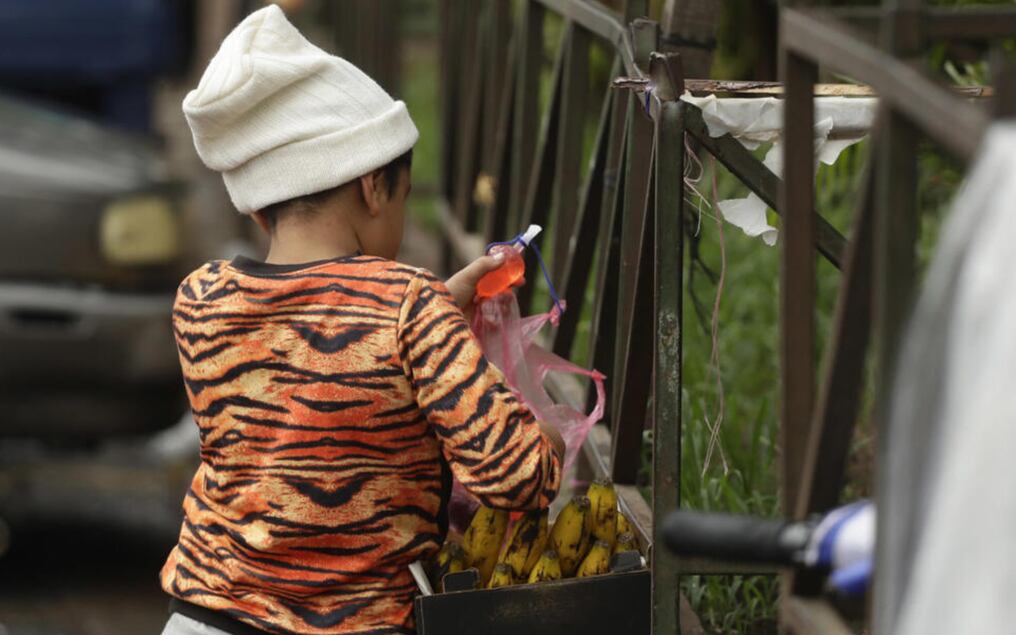 Un español demostró solidaridad con un niño vendedor paraguayo. Foto: Gentileza