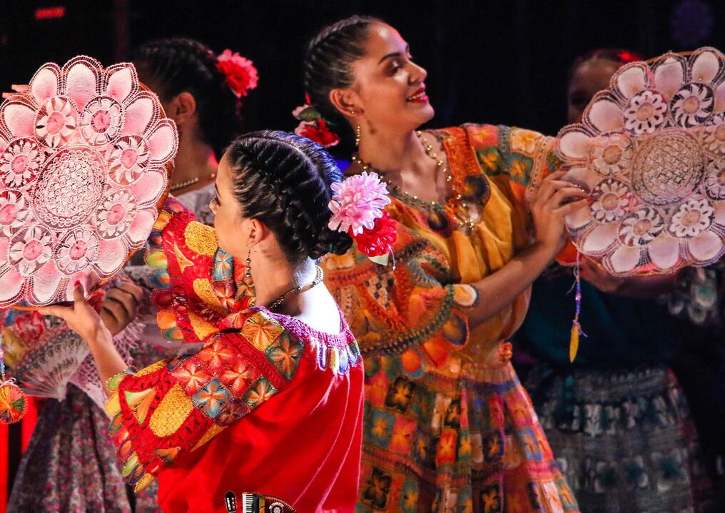 La danza también se ha visto adornada por el tradicional Ñanduti. Foto: Gentileza
