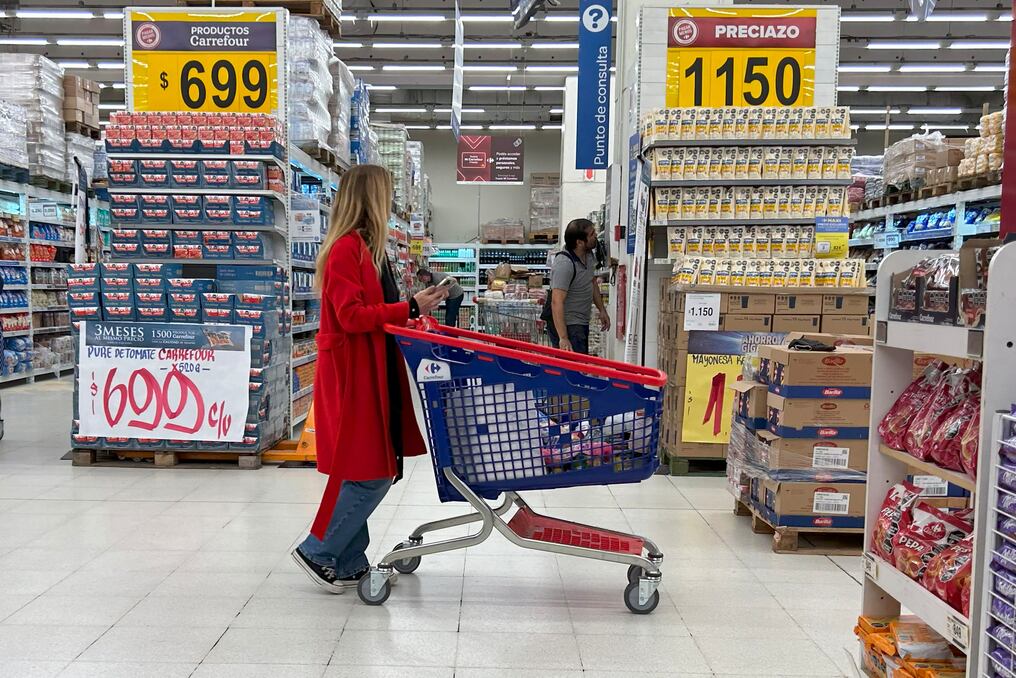Pese a una inflación situada en 8,8 %, el consumo se ha resentido, por lo que muchos negocios recurren a ofertas. Foto: AFP