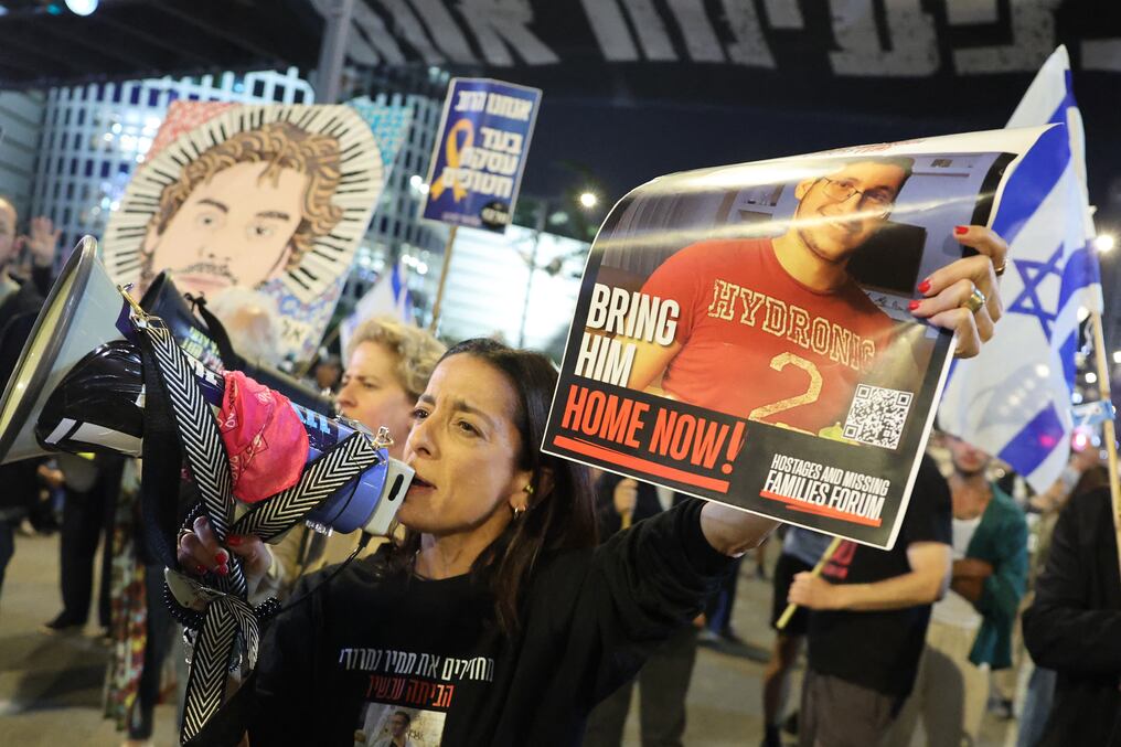 Manifestantes exigen acciones para asegurar la liberación de los rehenes israelíes cautivos por Hamás. Foto: Jack Guez/AFP
