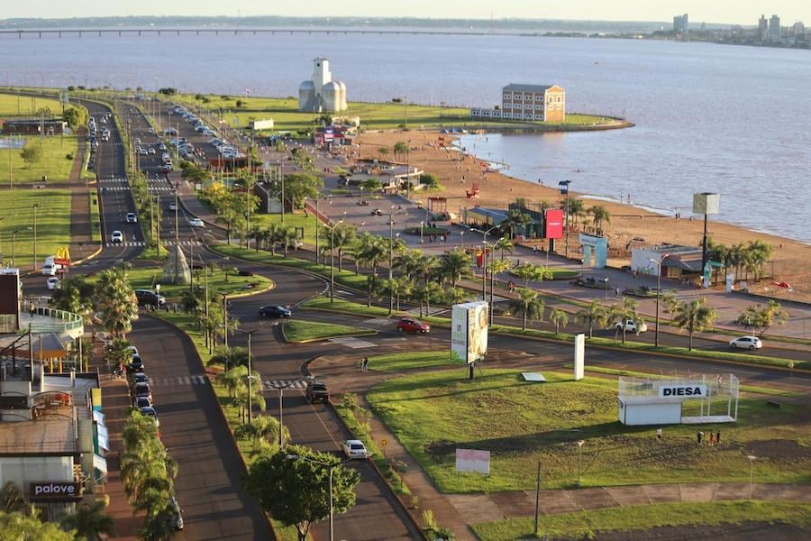 Con la apertura del aeropuerto de Encarnación se fortalecerá el turismo en la región sureña del país, como el caso de la presencia de más turistas en la costanera. Foto: Gentileza