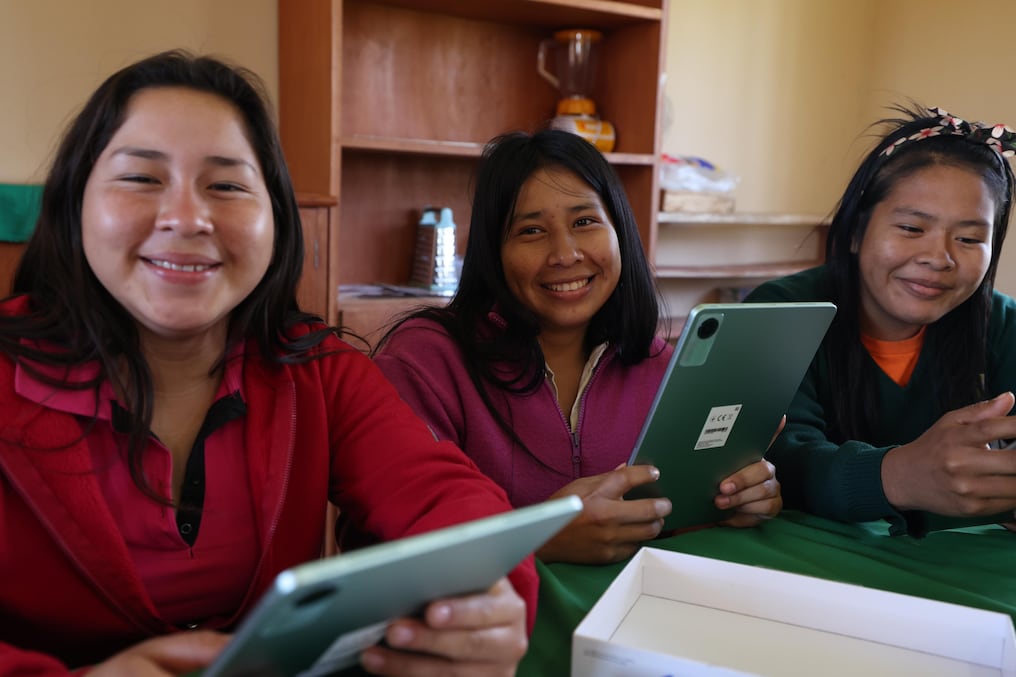 Las tablets electrónicas fueron entregadas a la comunidad Chupa Pou, de Villa Ygatimí. Foto: Gentileza