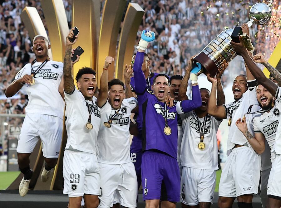 Óscar Romero y Roberto “Gatito” Fernández, eufóricos al momento de la entrega de la Copa Libertadores ganada por el Botafogo.FOTO: AFP