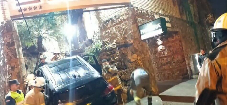 El vehículo  se desplazaba a gran velocidad desde la avenida Mariscal López y repentinamente la conductora perdió el control del rodado. Foto: Captura de pantalla