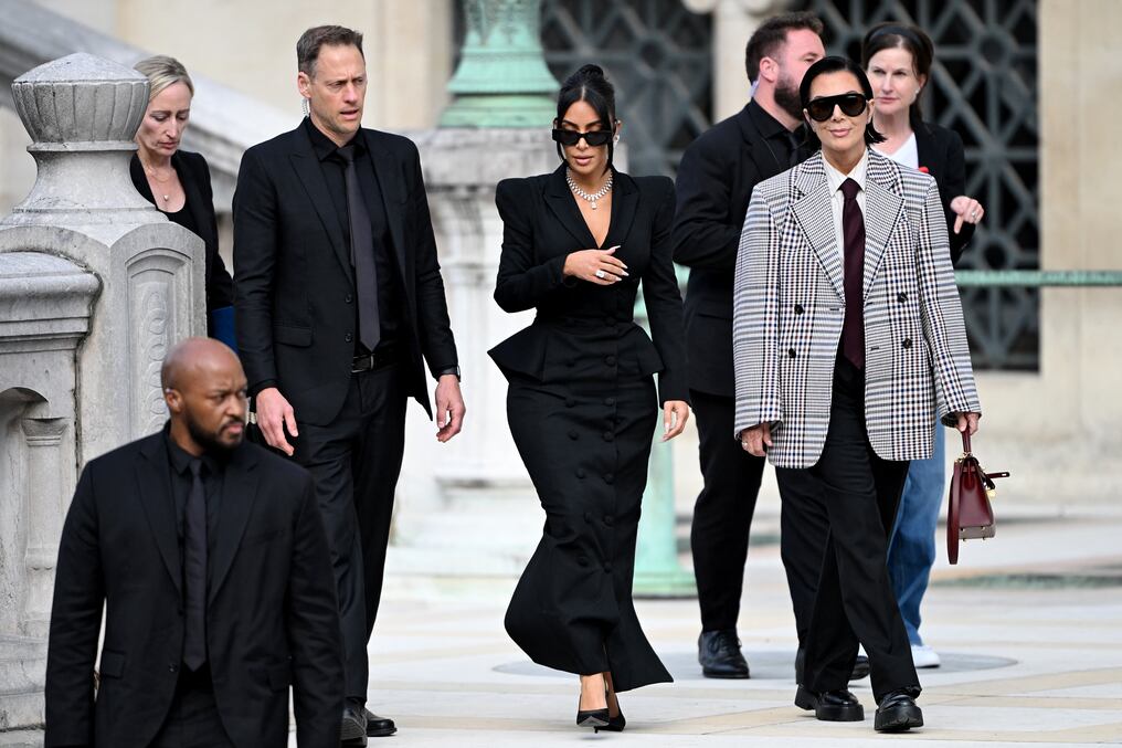 La celebridad estadounidense Kim Kardashian (centro) sale del Tribunal de lo Penal tras testificar en el juicio. Foto: Leo Vignal/AFP