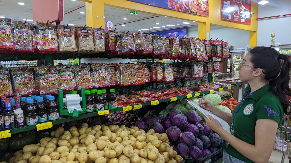 Estudiantes de la Facultad de Economía de la UNE realizan pesquisa sobre precios de la canasta básica en supermercados de Ciudad del Este. El informe correspondiente a abril resultó en un aumento general del 2%, con más subas en hortalizas y legumbres. FOTO: Gentileza