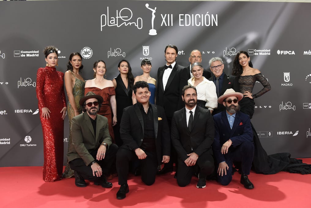 El equipo de “Cien años de soledad”, que se consagró como Mejor miniserie, totalizando tres trofeos en esta gala. Foto: Gentileza