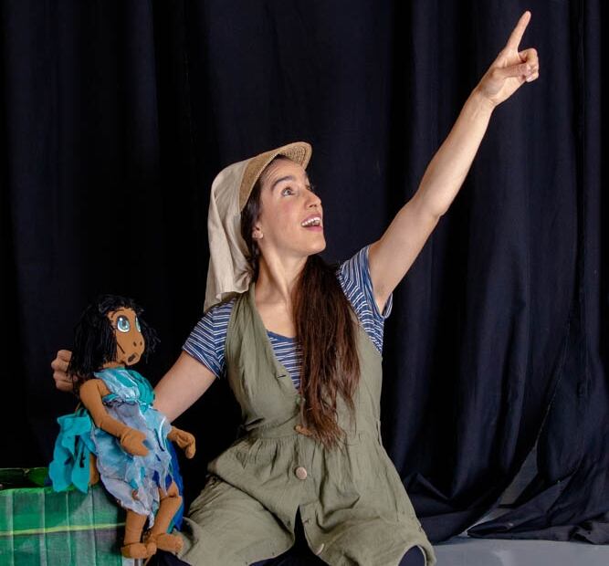 La actriz argentina Vanina Garaventa, de la compañía BusquedayMareas, protagoniza el unipersonal. Foto: Gentileza