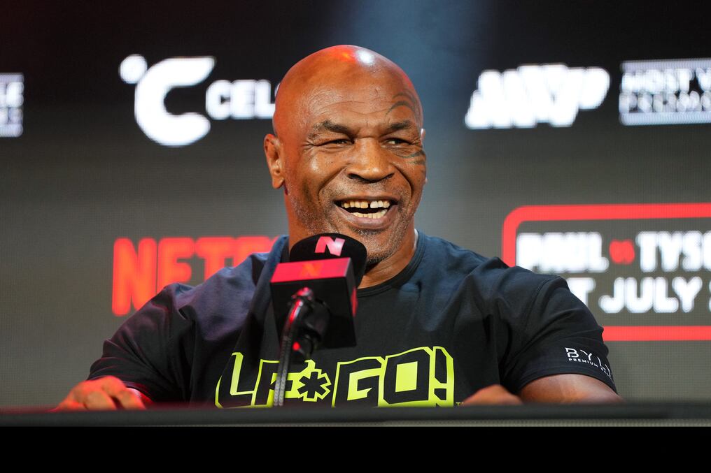 La figura del boxeo mundial, de 58 años, se sintió mal en un vuelo, a pocas semanas de su vuelta al ring contra un youtuber. Foto: AFP