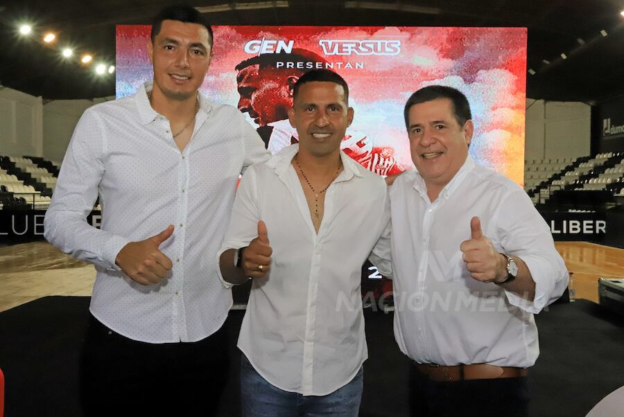 Tres destacadas personalidades del fútbol, Óscar Cardozo, Sergio Aquino y el expresidente de la República Horacio Cartes, durante el homenaje al eterno capitán del Gumarelo.FOTO:CARLOS JURI