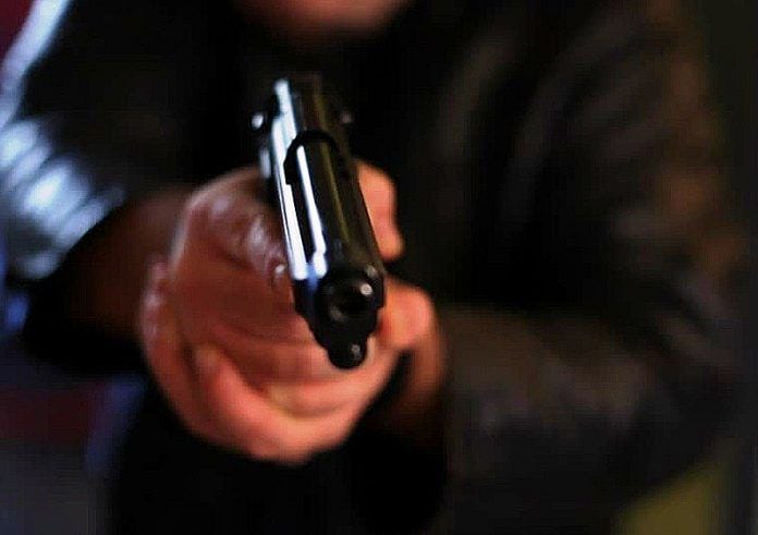 Un asalto domiciliario ocurrió esta madrugada en el barrio 29 de setiembre de Ciudad del Este. Un grupo de cuatro a cinco hombres, algunos armados, ingresaron a un estacionamiento y robaron mercaderías de una furgoneta. Foto: Ilustrativa