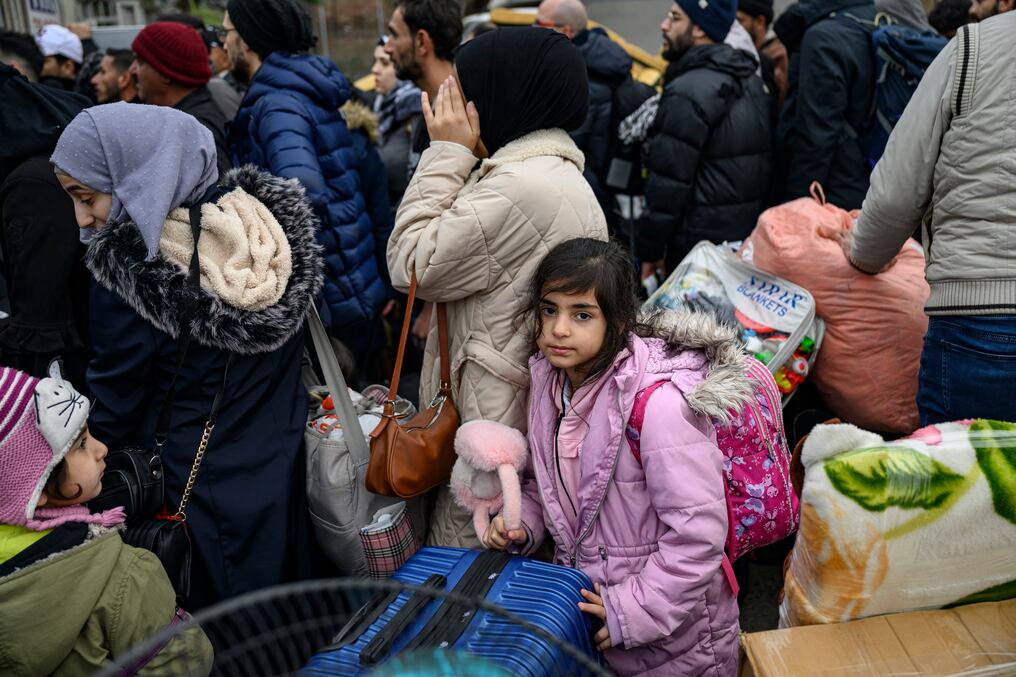 Rayan Assani, de 8 años, espera en una fila para ingresar a Siria en Cilvegozu, en el distrito de Reyhanli en Hatay. Foto: Yasin Akgul/AFP