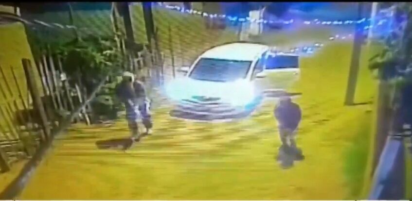 Los sicarios llegaron a bordo de un automóvil y asesinaron con cinco disparos a la mujer. Foto: Captura de imagen