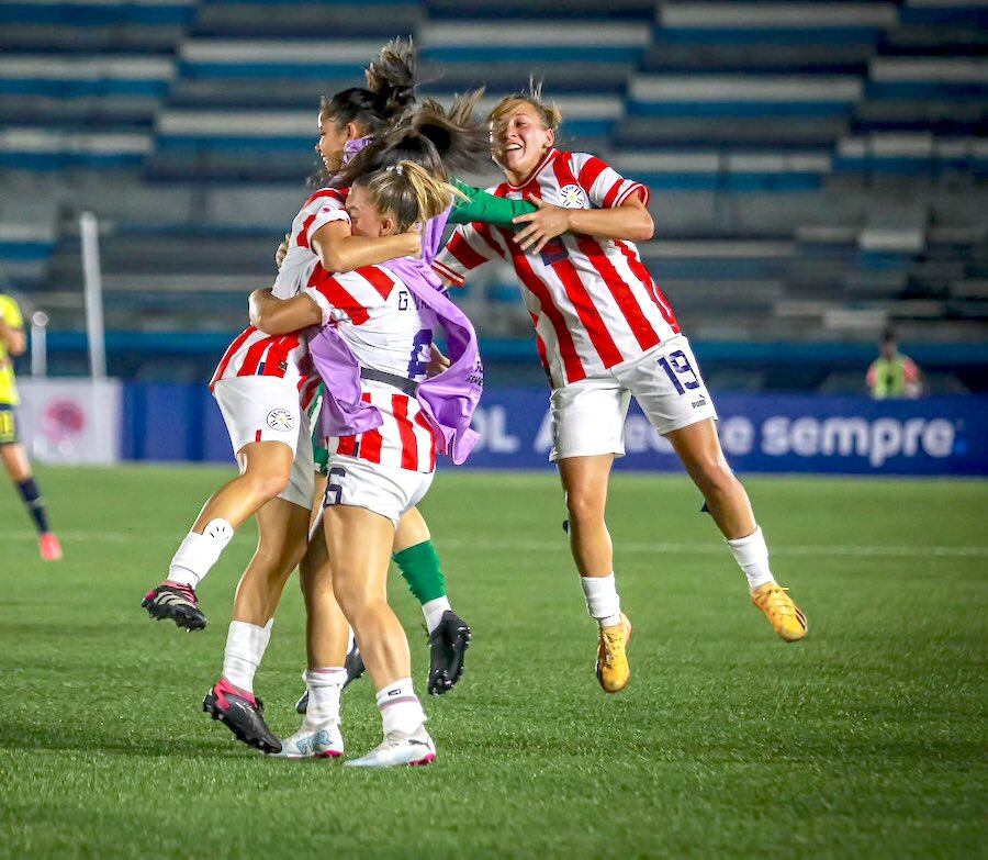Jugadoras de Paraguay celebran el gol de la victoria 1-0 de Agustina Varela frente a Ecuador.FOTO: @ALBIRROJA