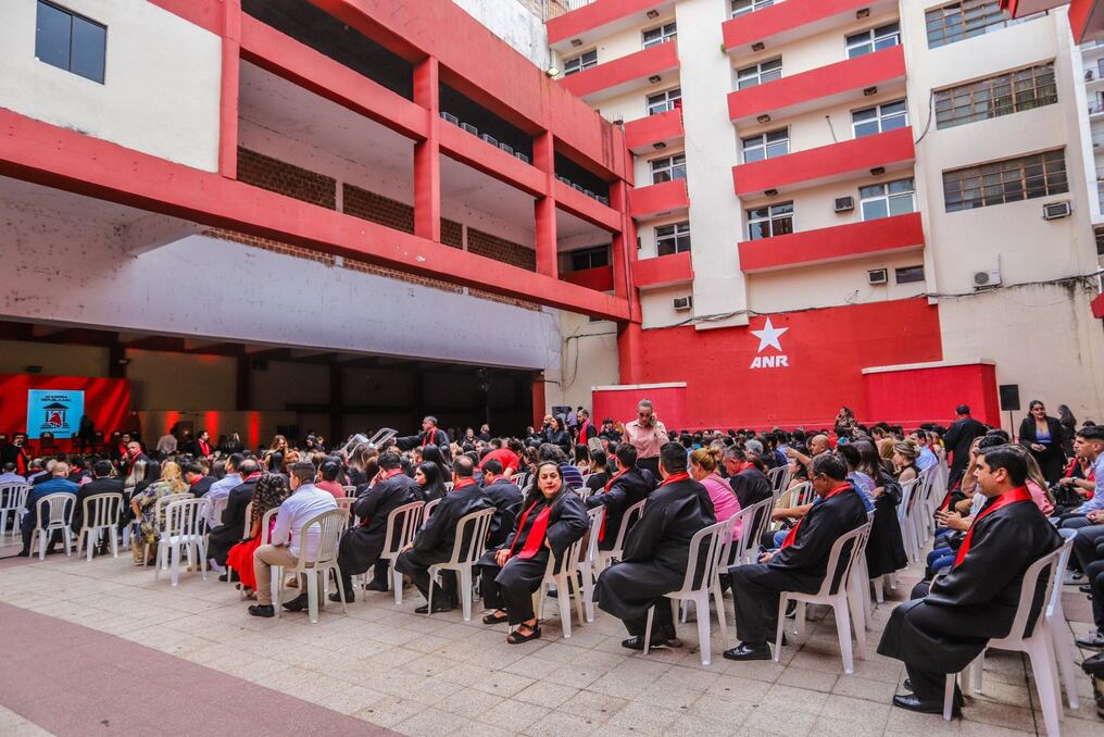 Los 1.000 egresados del diplomado en Ciencias Políticas de la Academia Republicana. Foto: Gentileza