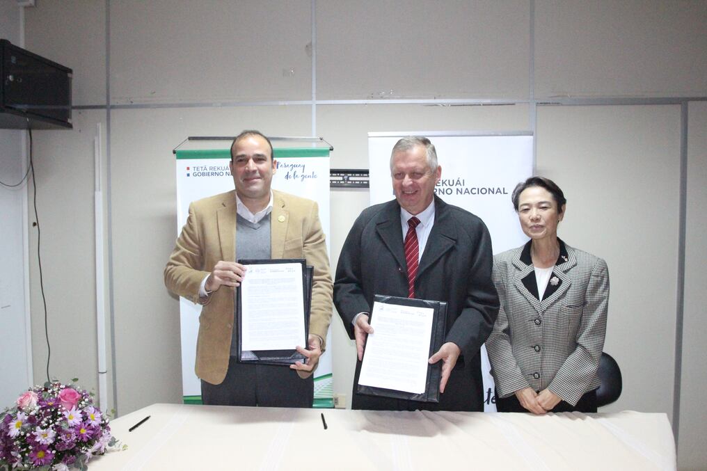 El documento fue firmado por el titular del MAG, Santiago Bertoni; el presidente del Senave, Rodrigo González, y la embajadora de Japón en Paraguay, Yoshie Nakatani. Foto: Gentileza
