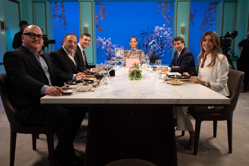 El presidente Santiago Peña participó en el programa que conduce Juana Viale y junto a periodistas invitados. Foto: Gentileza