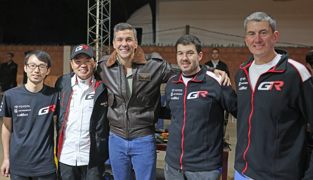 El presidente compartió con los pilotos durante los preparativos para la carrera que se desarrolló este fin de semana en el Chaco. Foto: Presidencia