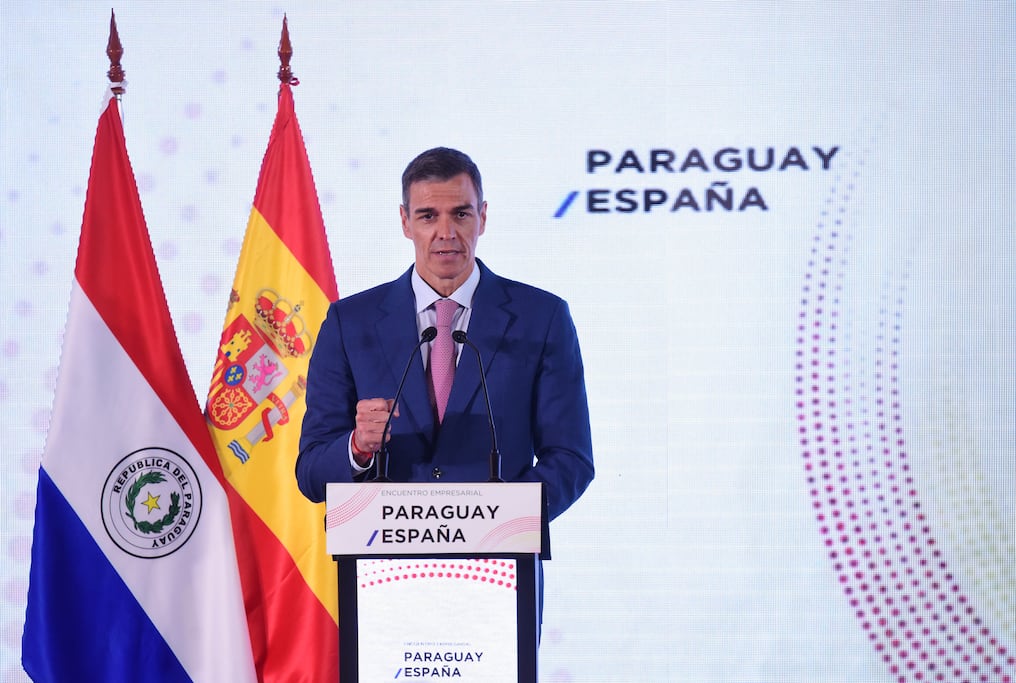 Pedro Sánchez pronuncia un discurso tras reunirse con Santiago Peña, en el Palacio de López de Asunción, el 23 de julio. Foto: Daniel Duarte/AFP