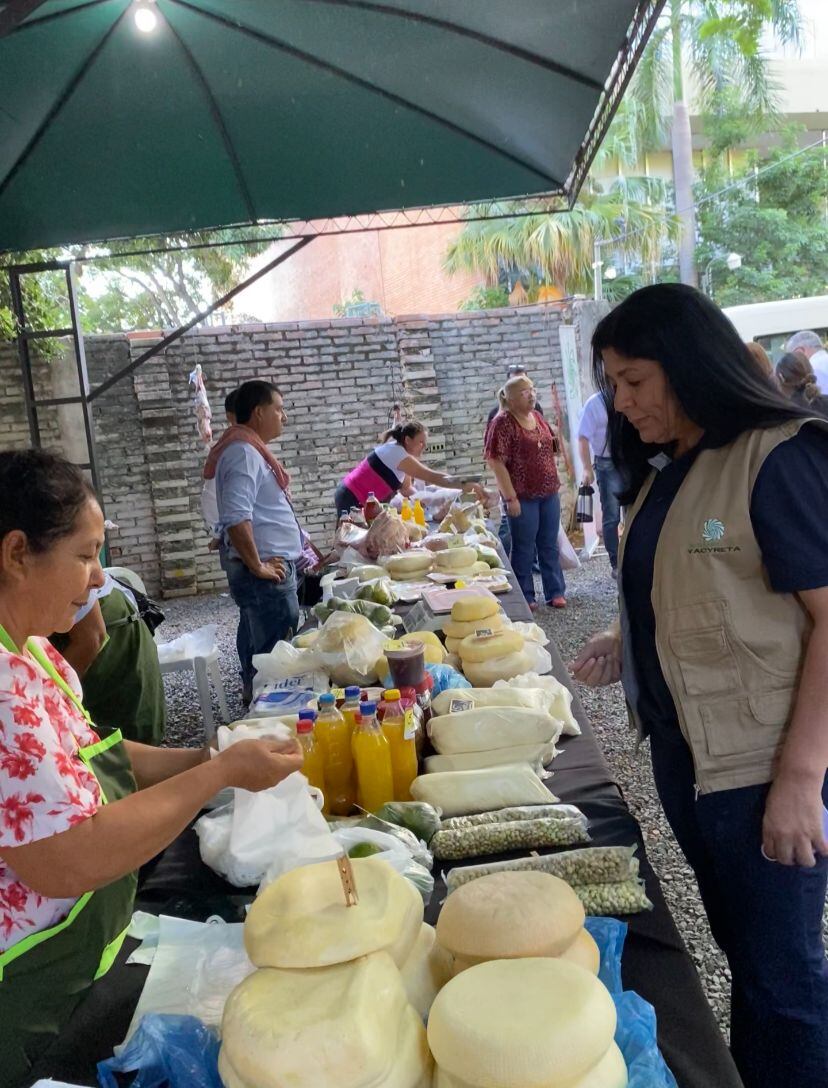 Medina destacó que no solo ayudaron a los productores, sino que además ofrecieron a la ciudadanía producto de calidad, a los funcionarios públicos, también llevaron productos de calidad. Foto: Gentileza 
