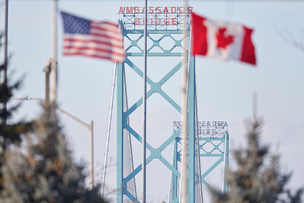 Las banderas de Estados Unidos y Canadá ondean en el cruce fronterizo del Puente Ambassador en Windsor, Ontario. Foto: Geoff Robins/AFP