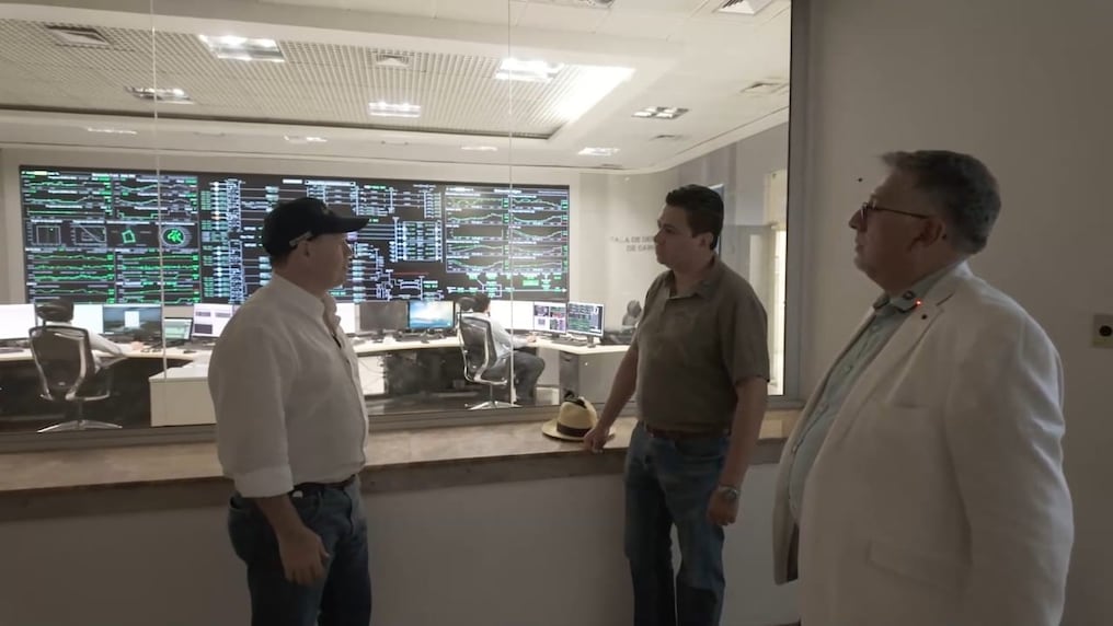 Boris Santos Gómez Úzqueda y Victorio Oxilia Dávalos con Pedro Domanzcyky, asesor de Itaipú, durante un recorrido en la hidroeléctrica. Foto: Gentileza