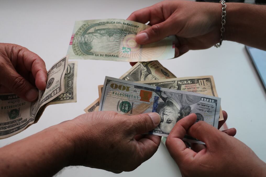 El Ministerio de Economía realizó la primera operación de conversión de préstamos expresados en dólares americanos a moneda local con éxito, a fin de evitar fluctuaciones que afecten el servicio de la deuda pública. Foto: Néstor Soto