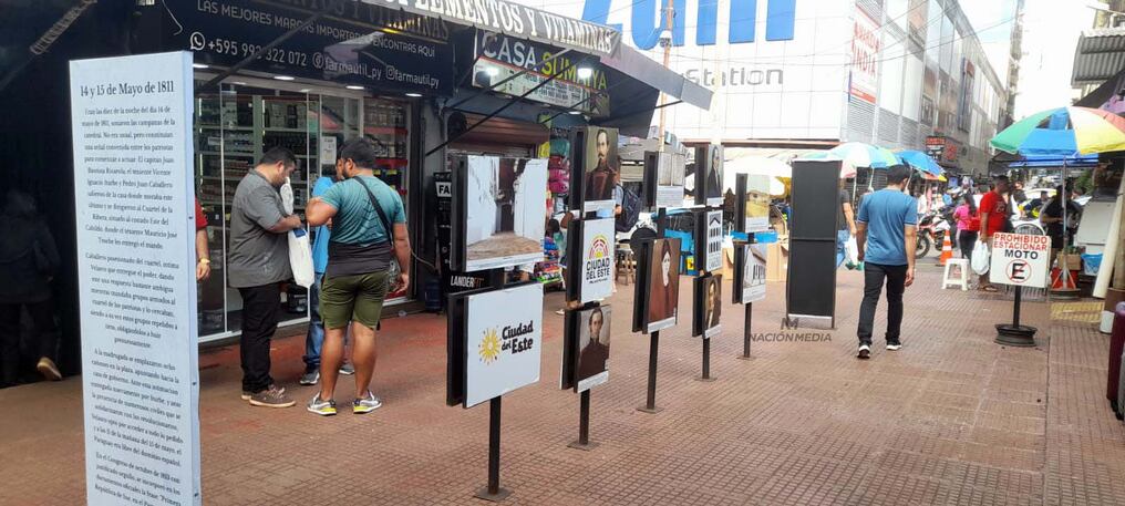 Unas 12 imágenes pertenecientes al acervo del Centro Cultural de la República El Cabildo, de Asunción, están expuestas en el Paseo Monseñor Rodríguez, del centro comercial de Ciudad del Este. Foto: Dolly Galeano