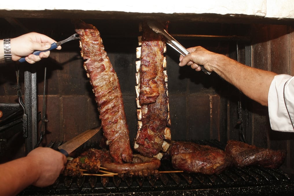 Una buena costilla no puede faltar en la parrilla. Foto: Archivo