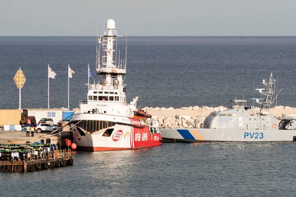 El buque de la oenegé española Open Arms, que zarpó el martes del puerto chipriota, llegó hoy a costas de Gaza, donde comenzaron a descargar alimentos. Foto: AFP
