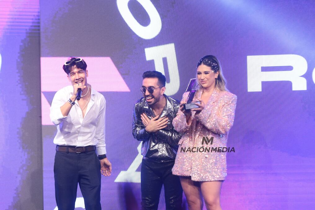 La emoción del gran ganador de la noche, José Viera recibe junto a Sol Codas el premio a la Mejor Canción Romántica. Foto: Eduardo Velázquez