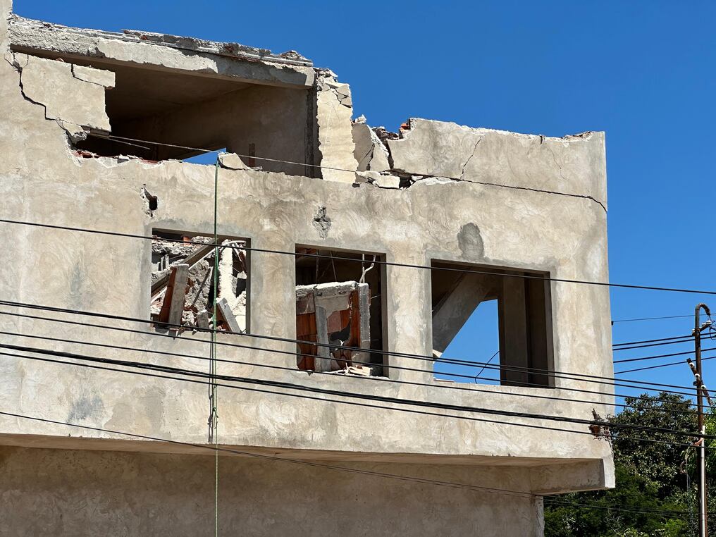 La estructura del segundo piso de la edificación se vino abajo y milagrosamente dos albañiles que quedaron atrapados bajo los escombros solo sufrieron heridas leves. Foto: Alejandra González